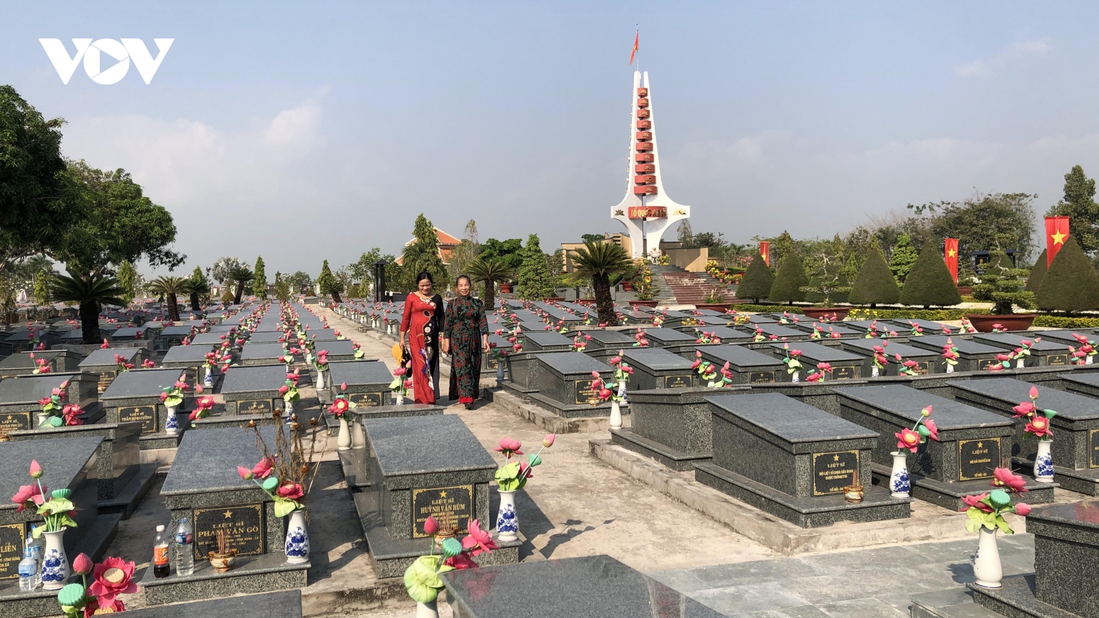 Những quản trang hết lòng vì mộ phần đồng đội